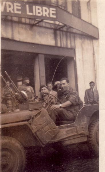 L’arrivée dans Nevers, en septembre 1944 : Patrick de Foucher et Denys Cochin sur la jeep « la Guêpe »